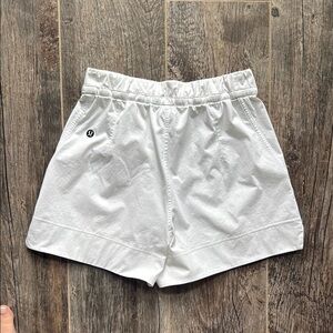Lululemon women’s white shorts size XS